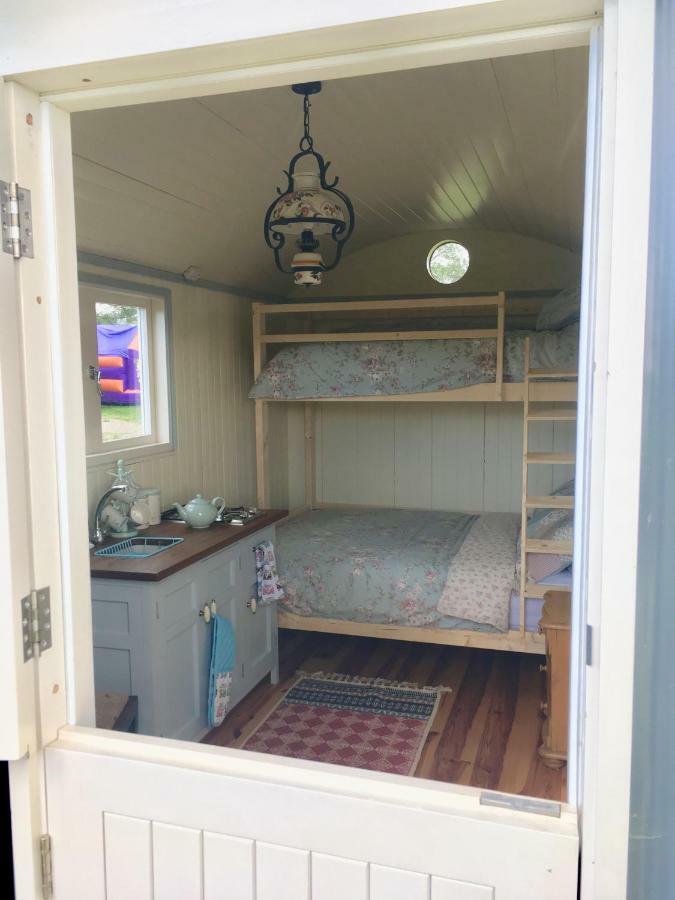 Готель Bluebell Lane Glamping Ньюрі Екстер'єр фото